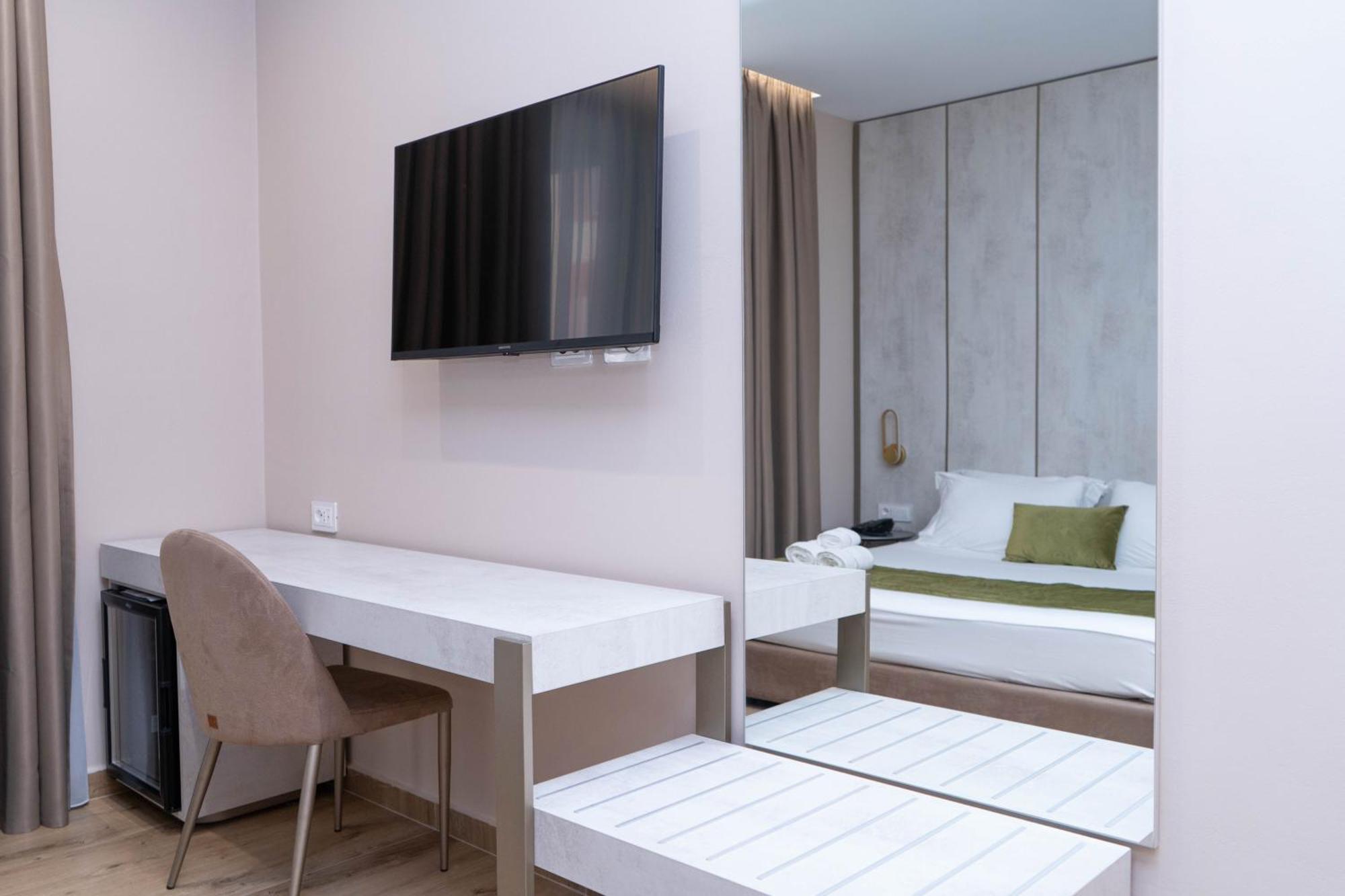 Hotel Patio Vlorë Екстериор снимка