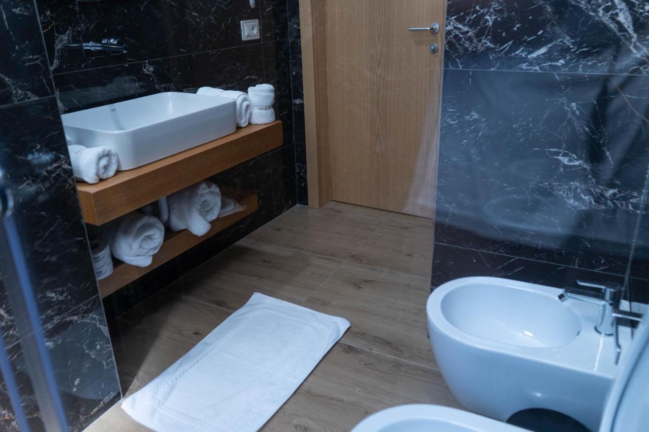 Hotel Patio Vlorë Екстериор снимка