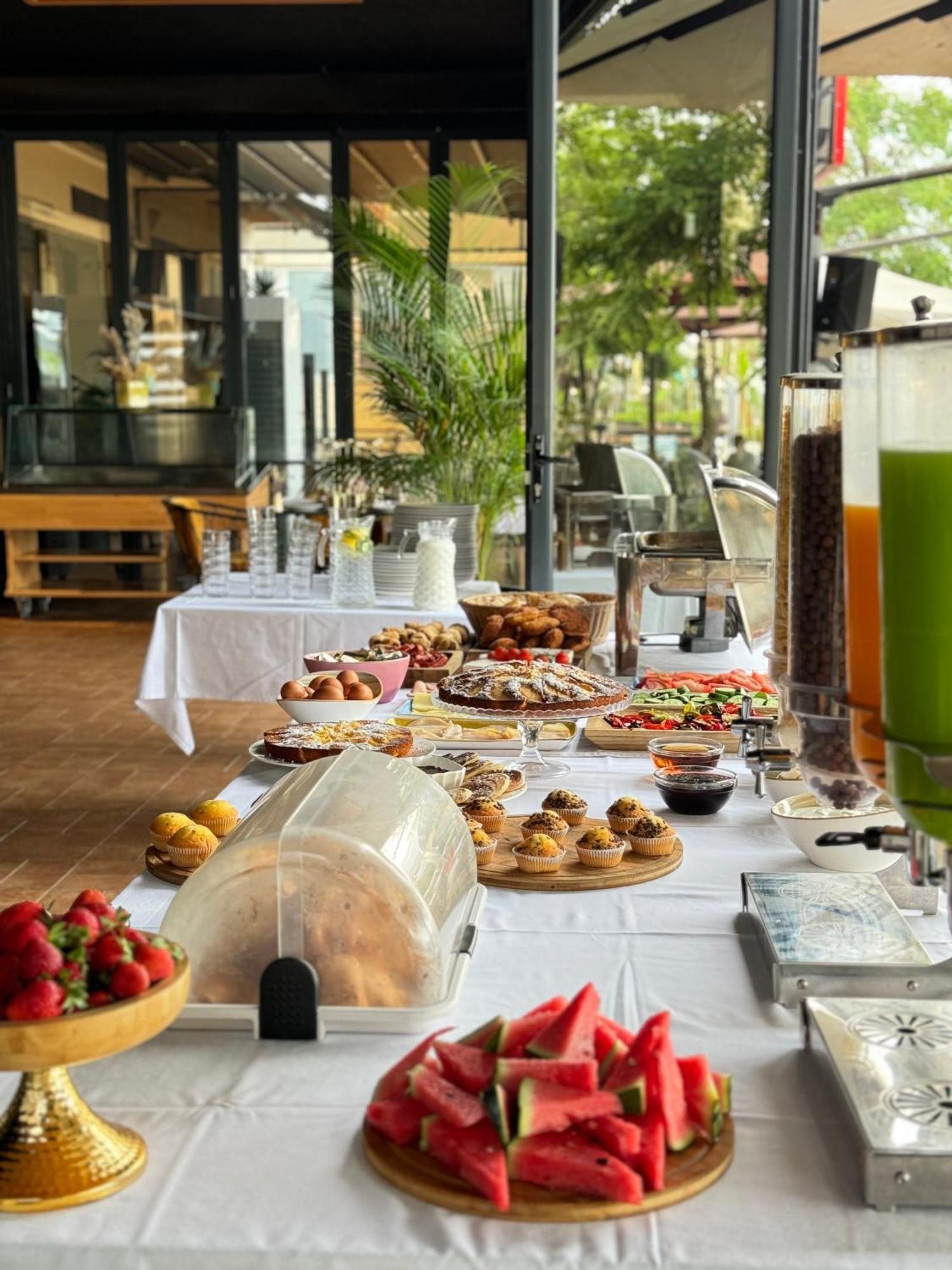 Hotel Patio Vlorë Екстериор снимка